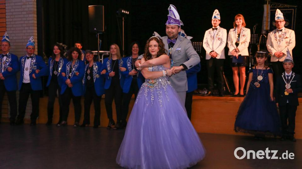 Nina I. und Dominik I. beim Prinzenwalzer. Bild: egl
