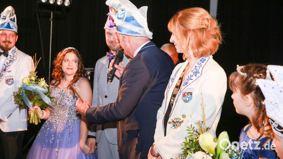 Bürgermeister Roland Strehl übergab den Rathausschlüssel an das Prinzenpaar. Bild: egl