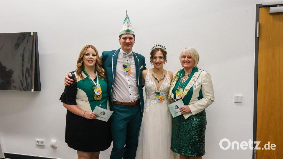 Das Prinzenpaar Sarah I. und Thomas III. zusammen mit den Präsidentinnen Theresa
Sellmeyer (links) und Verena Hoch (rechts). Bild: Hammerleser Faschingsverein (Leni Hoch)