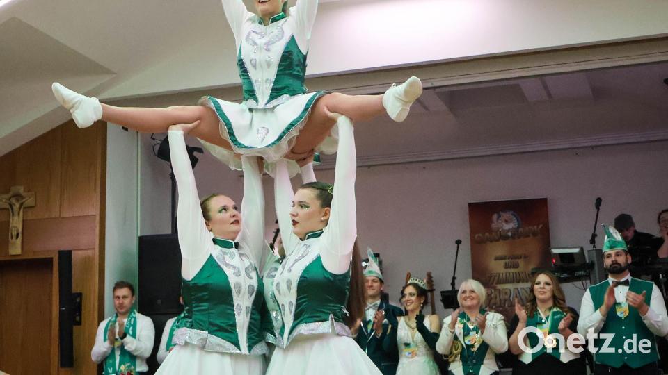 Die Prinzengarde des Hammerleser Faschingsvereins überzeugte mit Synchronität und spektakulären Hebefiguren. Bild: Hammerleser Faschingsverein (Leni Hoch)