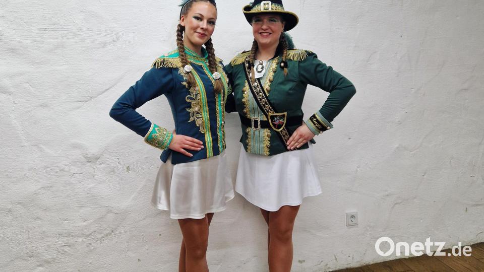 Die Funkenmariechen Selina und Angelina mit neuen Kostümen. Bild: Hammerleser Faschingsverein (Leni Hoch)