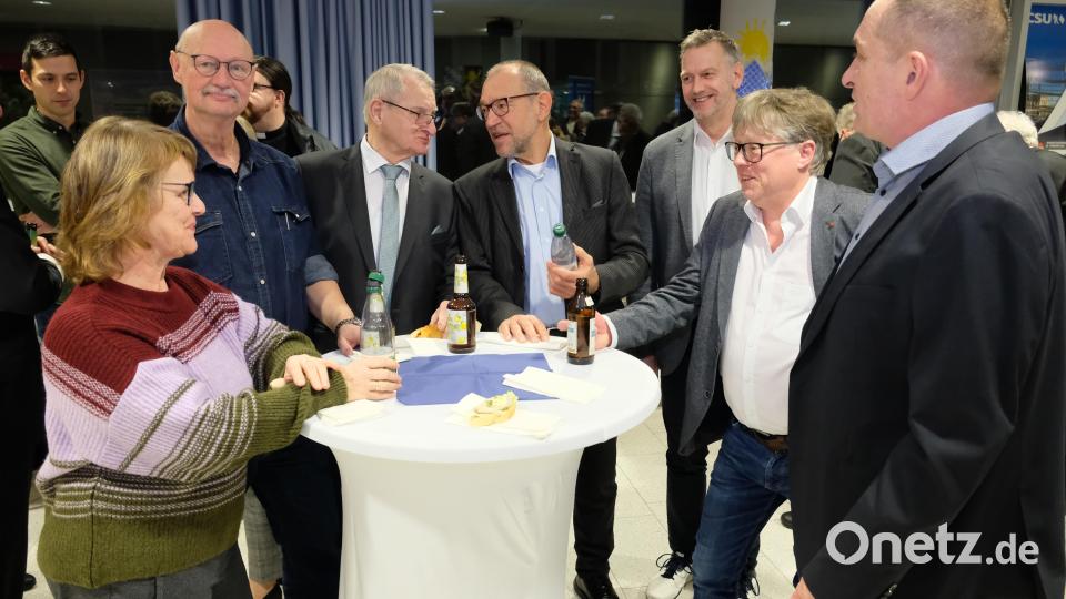 Man kennt sich beim CSU-Neujahrsempfang und wünscht sich gegenseitig ein gutes Gelingen im neuen Jahr Bild: do