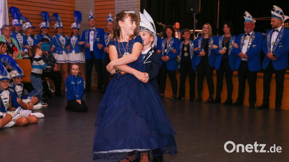 Das Kinderprinzenpaar Emely II. und Fritz I. beim Prinzenwalzer Bild: egl