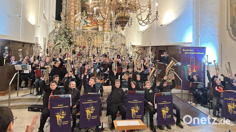 Beim “Bläsergruß” werden alle Instrumente gen Himmel gestreckt. Im Vordergrund des Altarraums von St. Michael ist ein Teil der diesjährigen Jungbläsertruppe zu sehen. Bild: rpp