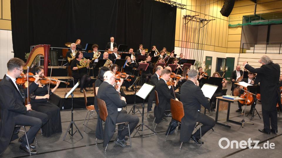 Bereits zum vierten Mal gastierten die Smetana-Philharmoniker Prag unter der Leitung von Hans Richter beim Neujahrskonzert in Mitterteich. Bild: jr