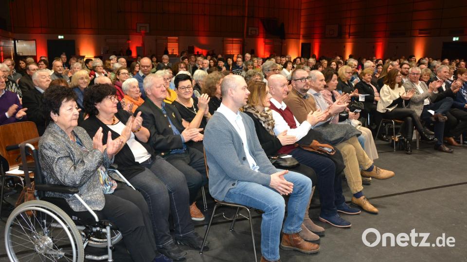 350 Besucher kamen zum Neujahrskonzert in die Mitterteicher Mehrzweckhalle und genossen wiederum ein einmaliges musikalisches Erlebnis. Bild: jr