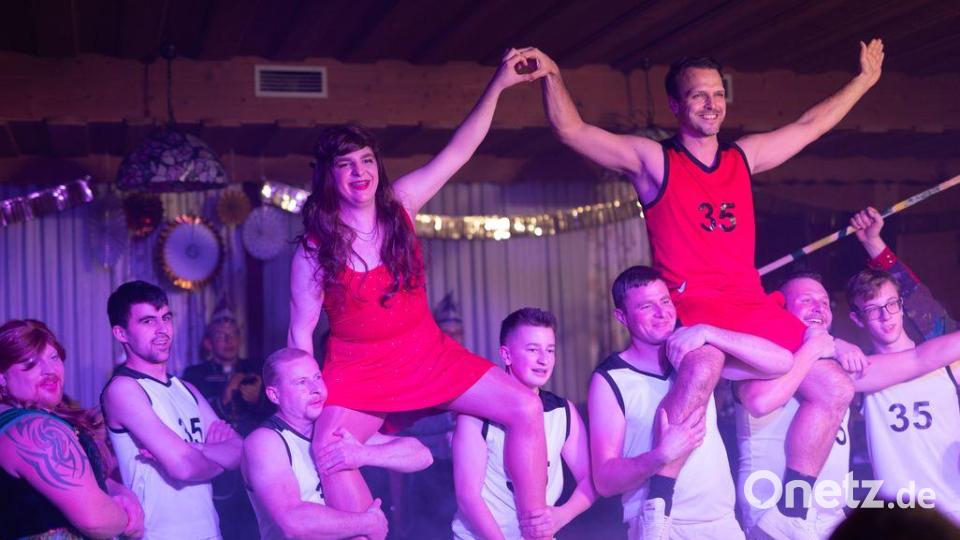 Starke Männer und eine ebensolche Frau präsentierten sich voller entspannter Grazie und Anmut beim Botzersreuther Inthronisationball. Bild: Katharina Luber, exb