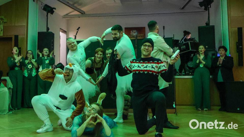 Das Männerballett heizte dem Publikum unter dem Motto &quot;Eiskönigin&quot; ein. Bild: Hammerleser Faschingsverein (Leni Hoch)
