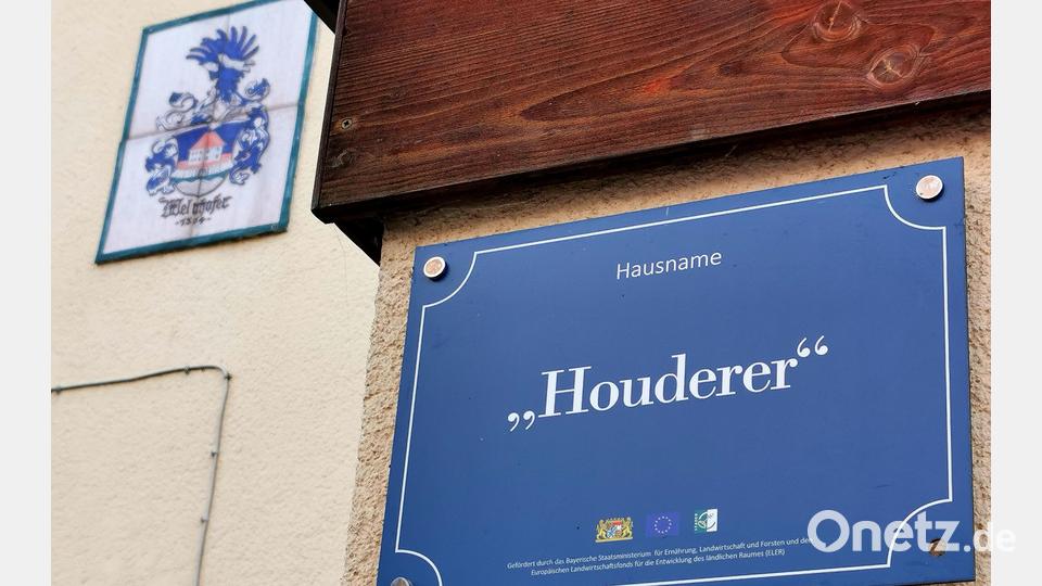 Das Geschäftshaus Welnhofer ziert nicht nur ein Hausnamenschild ("Houderer"), sondern auch eine Wappentafel, die auf das Gründungsjahr 1364 verweist. Bild: Portner