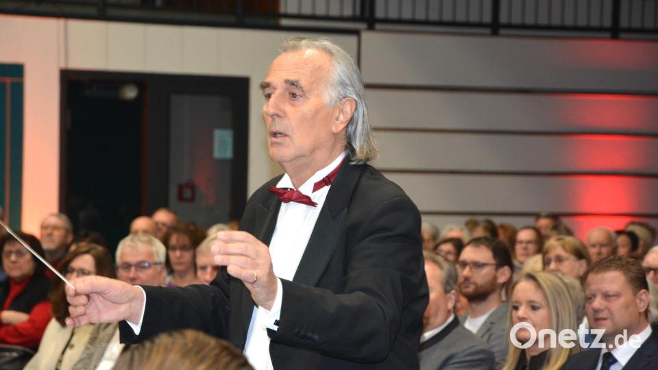 Dirigent Hans Richter ganz in seinem Element. Bild: jr