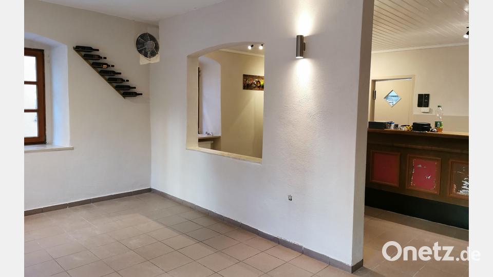 Von den 44 Jahren „Pizzeria Capri“ ist nur noch die Theke (rechts) übriggeblieben. Die neue Möblierung soll Ende Januar stehen. Bild: Portner