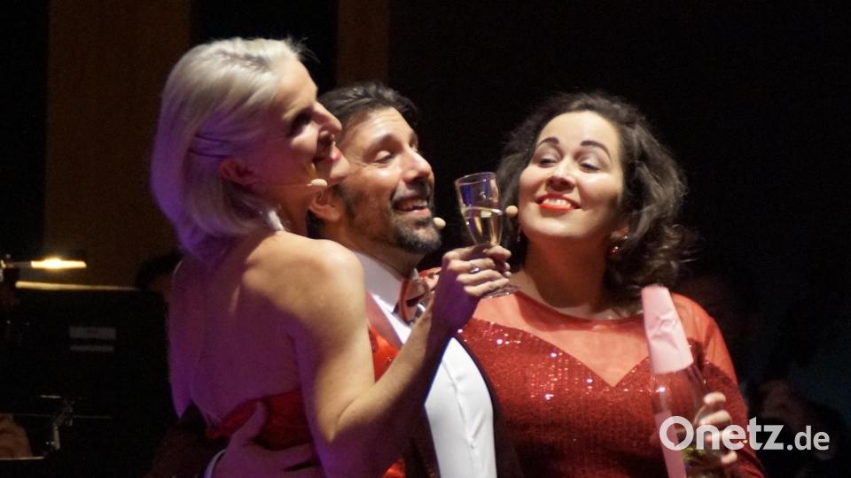 Gesche Geier, Jeffrey Nardone und Esther Baar (von links) singen in Sektlaune Bild: wel