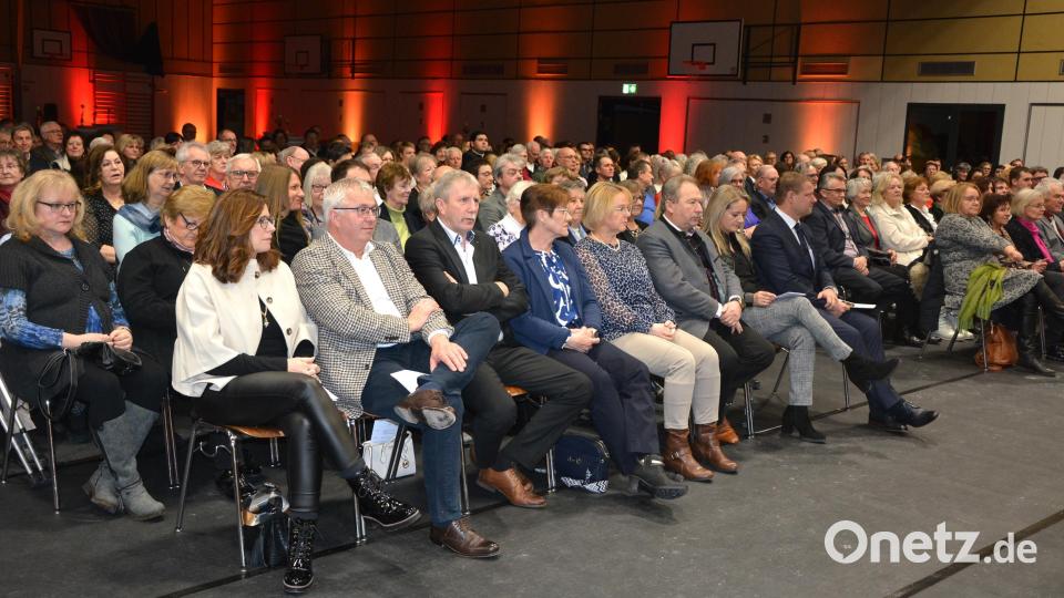 350 Besucher kamen zum Neujahrskonzert in die Mitterteicher Mehrzweckhalle und genossen wiederum ein einmaliges musikalisches Erlebnis. Bild: jr