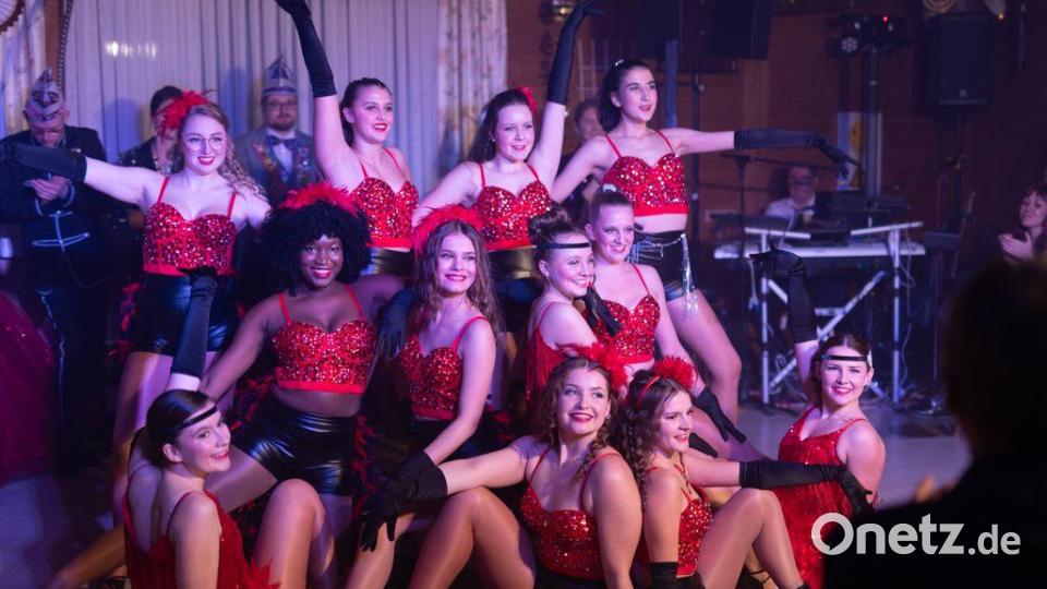 In rot und schwarz entführten die Tänzerinnen das Publikum ins Pariser Moulin Rouge. Bild: Katharina Luber, exb