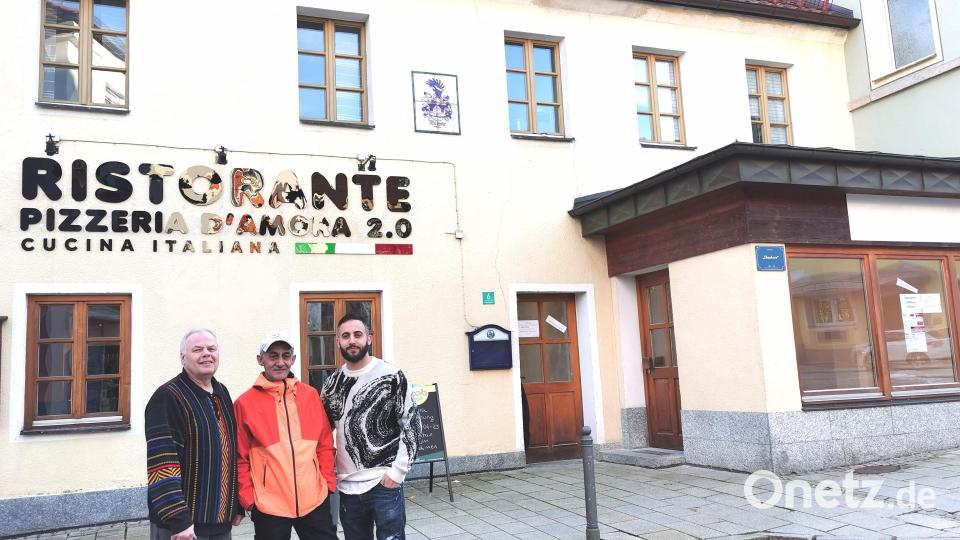 Neuer Schriftzug für die neue Pizzeria am Marktplatz 6 in Oberviechtach: Michael Welnhofer (links) freut sich über den neuen Pächter Domenico D’ Amora (rechts) und dessen Vater Francesco. Der frühere Bäckereiladen (rechts) wird zum Hauptraum der Gastronomie. Bild: Portner