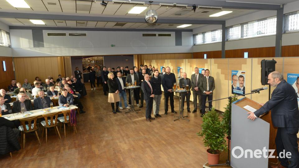 CSU-Ortsvorsitzender Roland Rauch (rechts, am Rednerpult) spricht beim Neujahrsempfang des CSU-Ortsverbandes vor allem die finanziellen Probleme der Kommunen aufgrund vom Bund übertragener Aufgaben und den Bürokratismus in Deutschland an. Bild: bey
