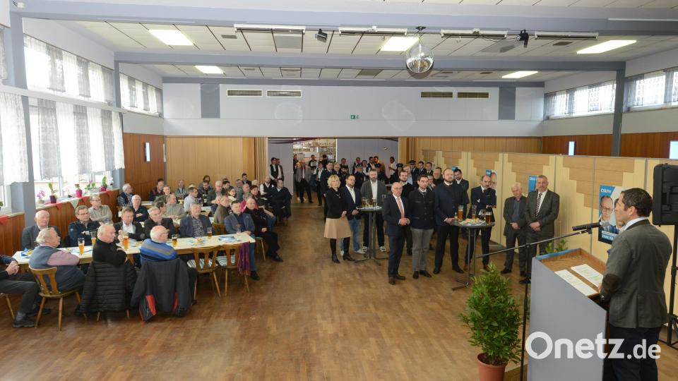 MdB Albert Rupprecht (rechts, am Rednerpult) nennt beim Neujahrsempfang der CSU-Oberwildenau die aktuellen Probleme Deutschlands beim Namen. Bild: bey