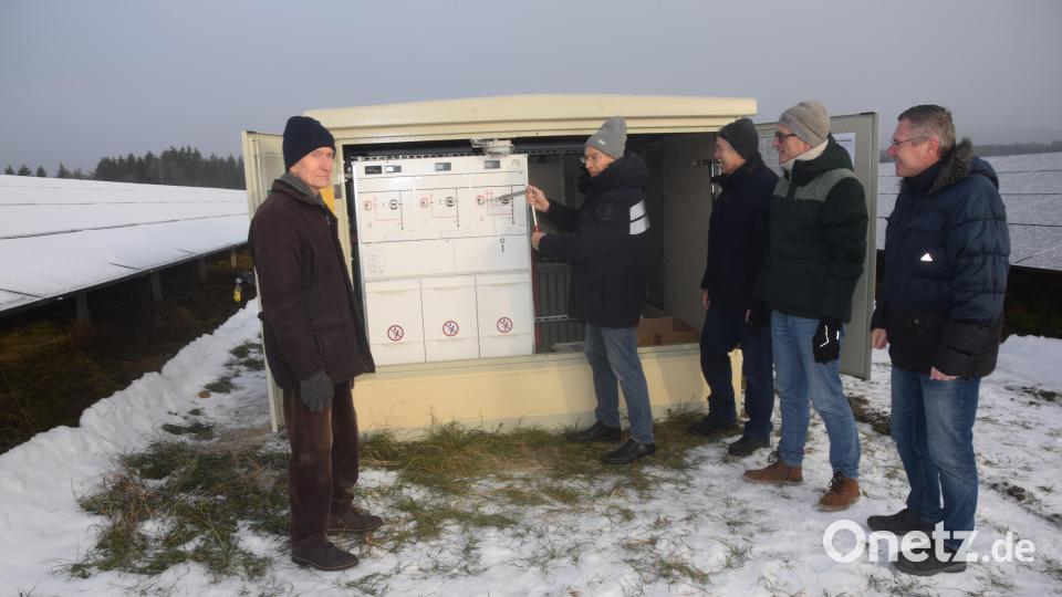 Die Inbetriebnahme der fünf Trafos in der Anlage erfolgt durch Josef Langgärtner (Zweiter von links). Mit dabei Bürgermeister Reinhard Sollfrank, Hermann Meier, Anton Hösl (von rechts) und Peter Schwarzmeier (links). Bild: fz