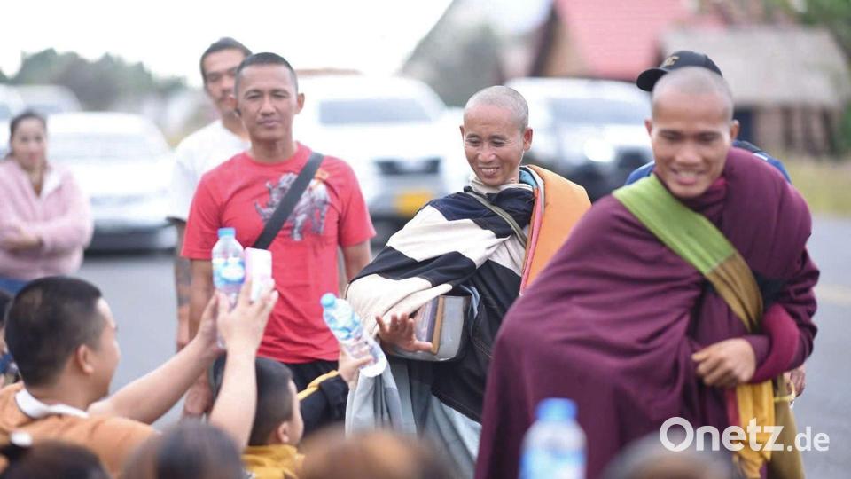Der Mönch Thich Minh Tue ist zu einer Berühmtheit geworden und wird auf seiner Reise von unzähligen Anhängern gefeiert. Bild: Nguyen Thai Tam/privat/dpa