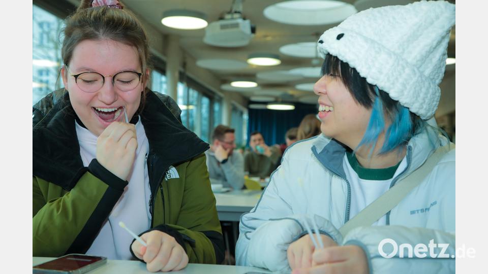 Typisierungsaktion an der OTH in Amberg: Die Studentinnen Lilli und Quynh machten auch mit. Bild: Wolfgang Steinbacher