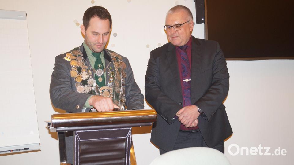 Landesschützenkönig Matthais Reis durfte sich ins Goldene Buch der Stadt Pfreimd eintragen. Bild: slh