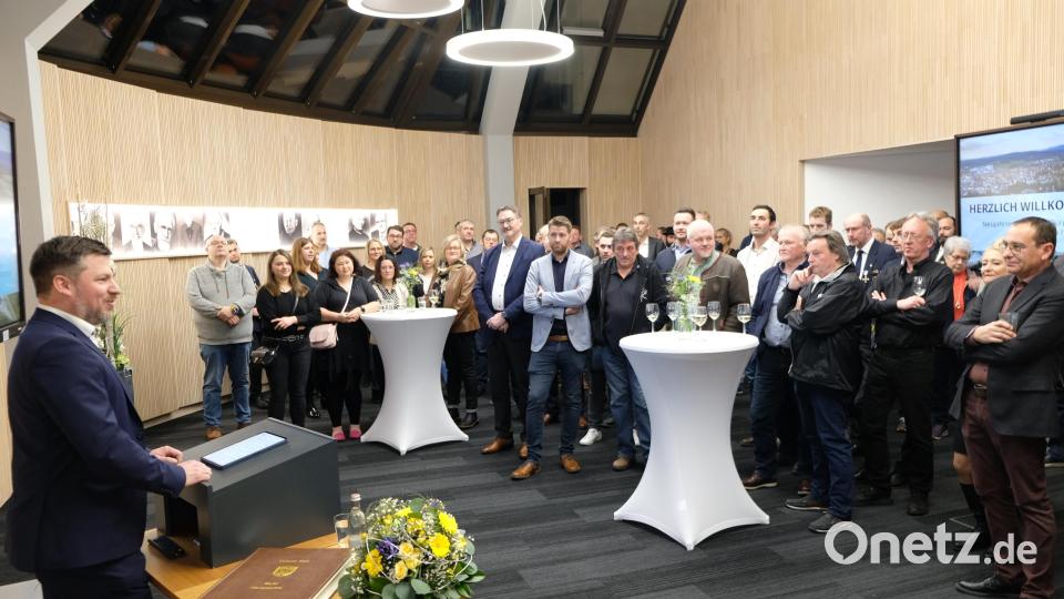 In Anwesenheit von über 100 geladenen Gästen aus verschiedenen Bereichen des Marktes erläutert Bürgermeister Peter Neumeier (links) die zu bewältigenden Aufgaben der Kommune. Bild: mab