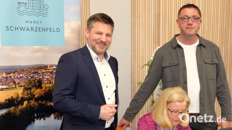 In das Goldene Buch des Marktes dürfen sich Hermine Rodde (sitzend) und Andreas Kurz (rechts) eintragen. Bild: mab