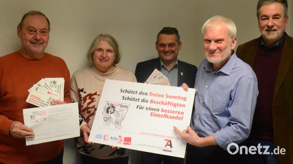 Von links: Kreisvorsitzender Hermann Stadler, Kreisvorsitzende Petra Dötsch, Diözesansekretär Markus Nickl, Alfons Ernstberger und Betriebsseelsorger Richard Wittmann. Bild: Kunz