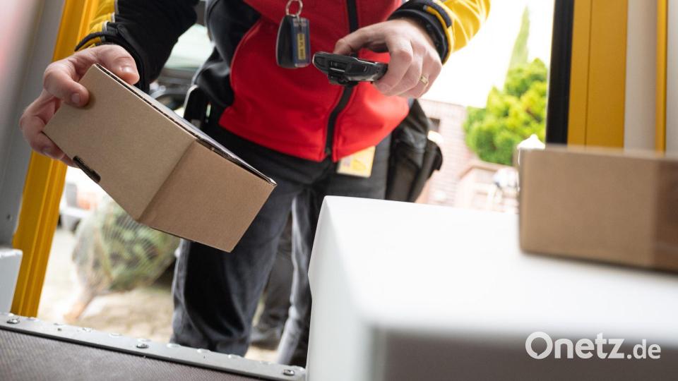 Viele Paketzusteller sind nicht bei der DHL, sondern bei kleinen und kleinsten Subunternehmen angestellt. Dagegen will die KAB vorgehen. Symbolbild: Sebastian Gollnow/dpa