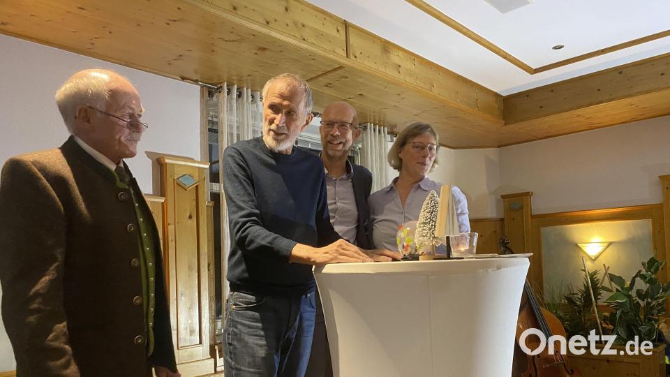 Hannes Wilde (Zweiter von links), als ihm vor wenigen Tagen das &quot;Freudenberger Urgestein&quot; verliehen wurde. Reinhold Escherl (links) hielt die Laudatio. Neffe Thomas mit Frau Susanne waren extra aus Hamburg angereist. Archivbild: gri
