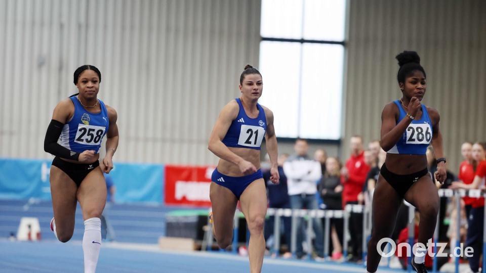 Katrin Fehm (Mitte) vom ESV Amberg wurde Zweite im 60-Meter-Sprint der Frauen. Bild: Theo Kiefner
