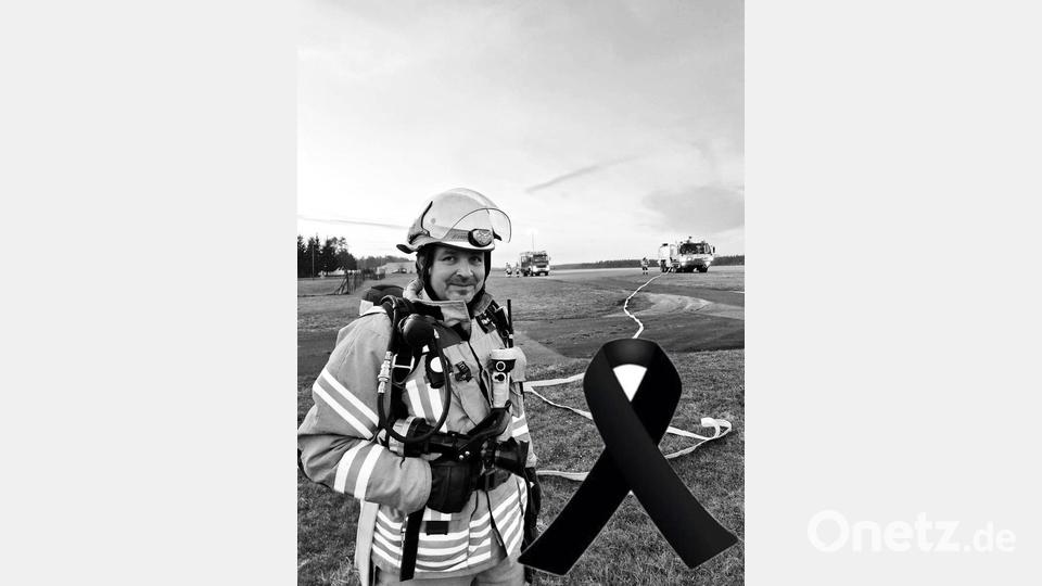 In Schwarz-Weiß mit Trauerflor wurde das Bild von Heiko Eichholz gesetzt, es zeigt ihn bei einer Übung der US-Feuerwehr auf dem Airfield Grafenwöhr. Bild: US-Feuerwehr Bild: mor