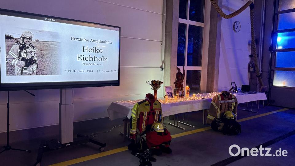 Zu Gedenken an Heiko Eichholz stehen seine Einsatzuniformen, Bilder und Kerzen im Feuerwehrhaus, dort besteht auch noch die Möglichkeit sind ins Kondolenzbuch einzutragen. Bild: mor