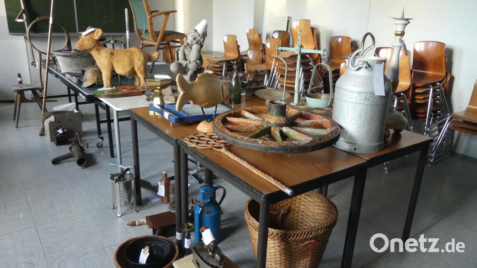 Die bisherige Auswahl an Brunnen-Beiträgen der Neustädter ist vielseitig. Die aktuell etwa 130 eingereichten Gegenstände für den Bürgerbrunnen können am Sonntag im ehemaligen Schulhaus besichtigt werden. Bild: rn