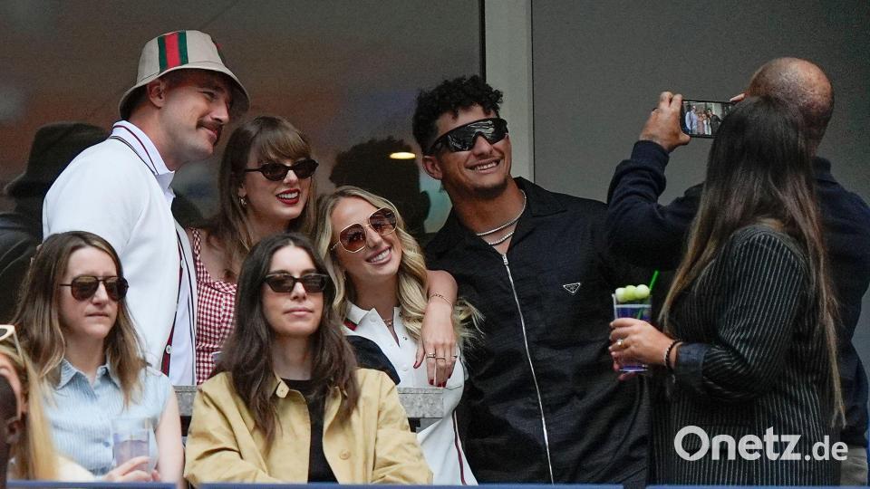 Travis Kelce, seine Freundin Taylor Swift und die nun dreifachen Eltern Brittany Mahomes und Patrick Mahomes Bild: Julia Nikhinson/AP/dpa