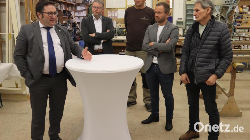 Bayerns Wirtschaftsstaatssekretär Tobias Gotthardt (FW, v.l.) besuchte die Firma Fenstertechnik Weinfurtner zusammen mit Bundestagsdirektkandidat für den Wahlkreis Amberg-Neumarkt, Hans Martin Grötsch und MdL Bernhard Heinisch (FW). Seniorchef Jochen Weinfurtner (3. v.l.) erklärte die Betriebsabläufe. Zweiter Bürgermeister Josef Weinfurtner (CSU, rechts im Bild) war ebenfalls vor Ort. Bild: mrr