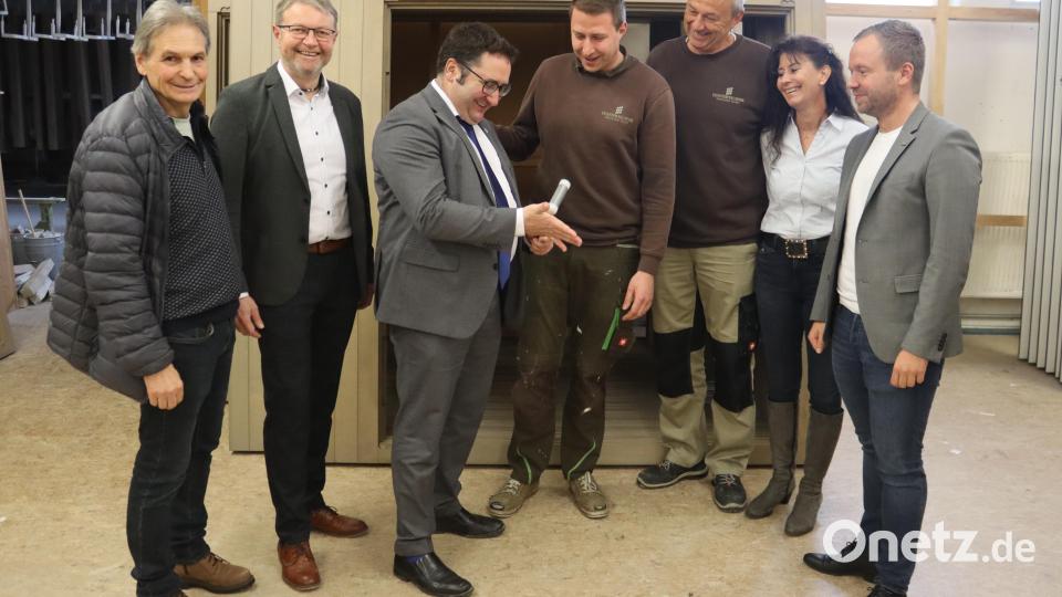 Zweiter Bürgermeister Josef Weinfurtner (CSU, v.l.), BT-Direktkandidat für den Wahlkreis Amberg Neumarkt, Hans Martin Grötsch (FW), Wirtschaftsstaatssekretär Tobias Gotthardt (FW), Thomas Weinfurtner, Jochen Weinfurtner mit Partnerin Sonja Diergarten, MdL Bernhard Heinisch. Bild: mrr