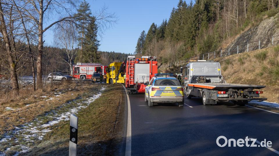Abschleppwagen entfernten die demolierten Fahrzeuge vom Unfallort bei Ebnath. Bild: Roland Wellenhoefer