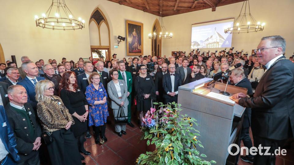 Oberbürgermeister Michael Cerny (rechts am Rednerpult) bei seiner Ansprache, die er mit &quot;Über das Glück in bewegten Zeiten - Chancen durch Veränderung&quot; betitelt hatte. Bild: Wolfgang Steinbacher