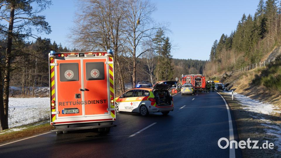Auf einer Staatsstraße bei Ebnath kam es zu einem heftigen Zusammenstoß zweier Fahrzeuge. Bild: Roland Wellenhoefer
