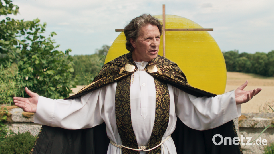 Der Tirschenreuther Florian Winklmüller kommt im Film "Hundslinger Hochzeit" gleich am Anfang als Dorfpfarrer bei der Beerdigung von Wirtin Rosi groß raus. Bild: Stonewood-Film e.V./exb