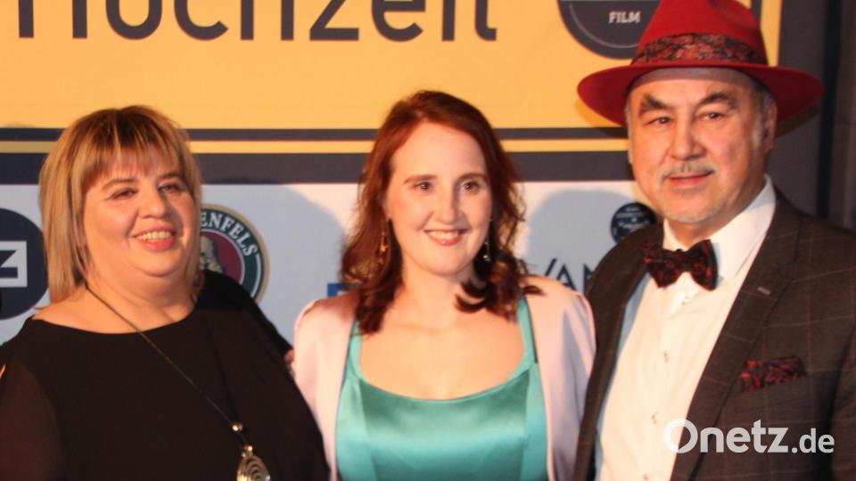 Petra Gleißner (links) aus Bärnau und der Vohenstraußer Josef Pflaum bei der Oberpfalz-Premiere der Komödie „Hundslinger Hochzeit“ mit Hauptdarstellerin, Produzentin und Regisseurin Christina Baumer am vergangenen Mittwoch im Cineplanet in Tirschenreuth. Bild: kro