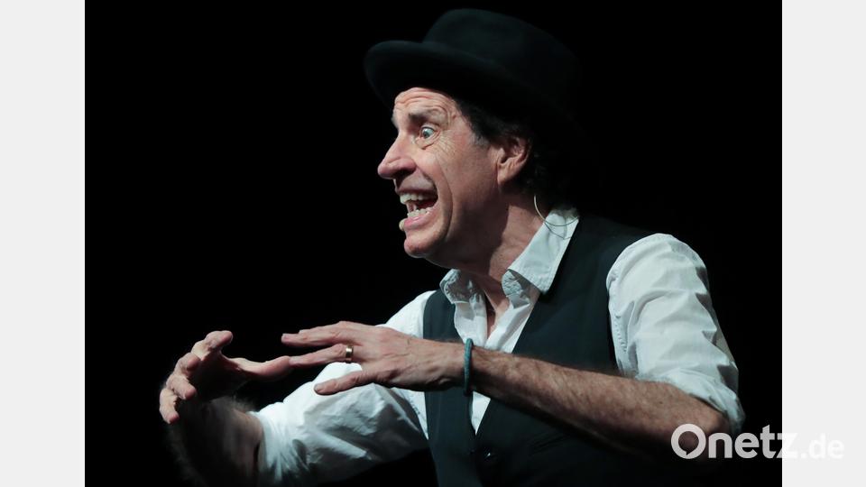 Helmfried von Lüttichau begeisterte das Publikum im Musikomm mit seinem Programm "plugged". Bild: Wolfgang Steinbacher