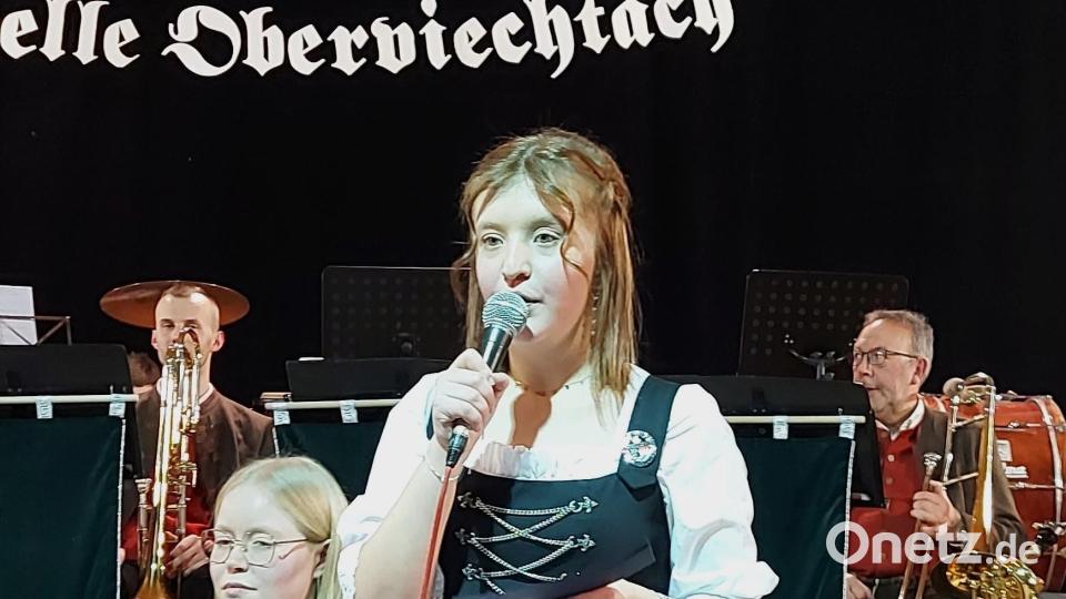 Anouk Kistler bei ihrem Debüt als versierte Moderatorin des Konzertabends. Bild: lg