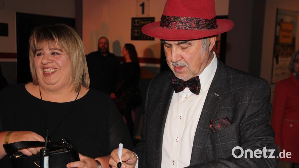 Petra Gleißner (links) aus Bärnau und der Vohenstraußer Josef Pflaum schreiben bei der Oberpfalz-Premiere der Komödie "Hundslinger Hochzeit" Autogramme. Bild: kro