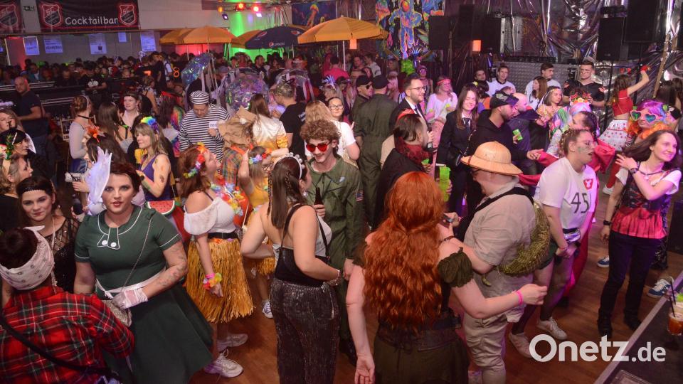Die Superband &quot;Highline&quot; sorgte für eine brechend volle Tanzfläche beim Faschingsball des SC Luhe-Wildenau im Naabtalhaus. Bild: bey