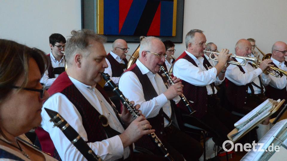 Die Weidener Stadtkapelle spielt die Bayernhymne. Bild: Kunz