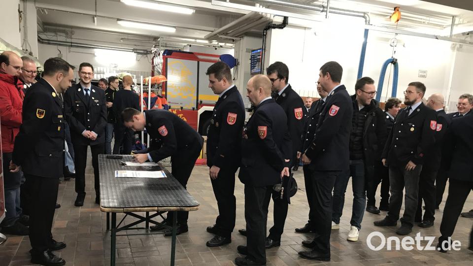 Alle unterschrieben gerne die Gründung der Hahnbacher Jugendfeuerwehr. Bild: mma