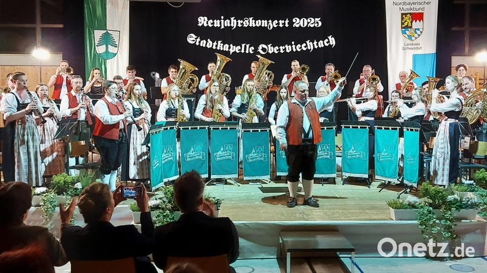 Exzellent aufeinander eingespielt: Die Stadtkapelle begeistert beim Neujahrskonzert in der vollbesetzten Mehrzweckhalle mit ihrer vielseitigen Programmgestaltung. Bild: lg