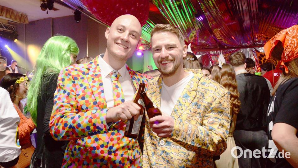 Die Herren hatten sich für den SC-Faschingsball mit knalligen Anzügen ausgestattet. Bild: bey